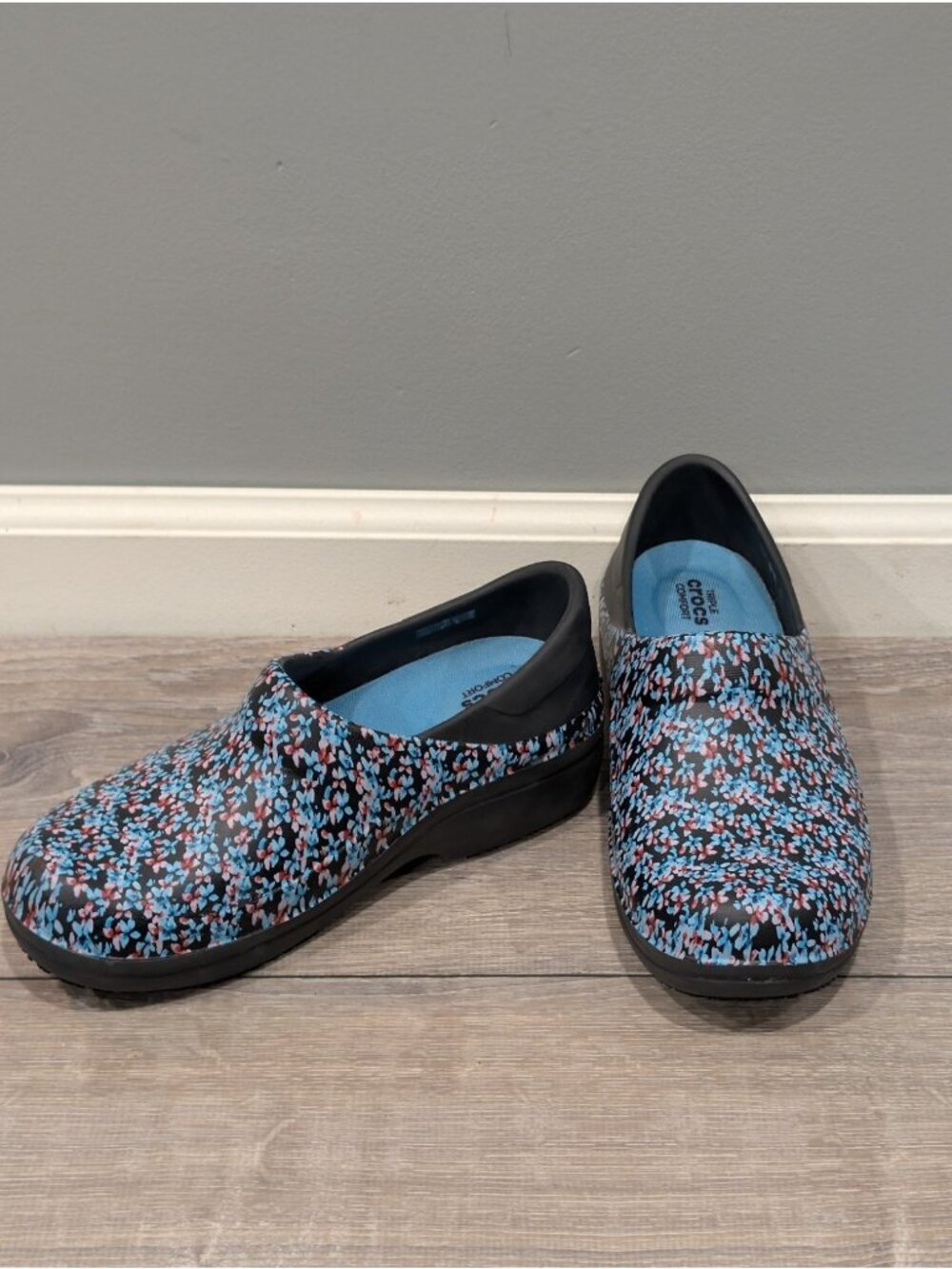 Crocs Neria Pro II Pink Blue Floral Clogs Womens Sz 8 Slip-On Work Casual Nurse